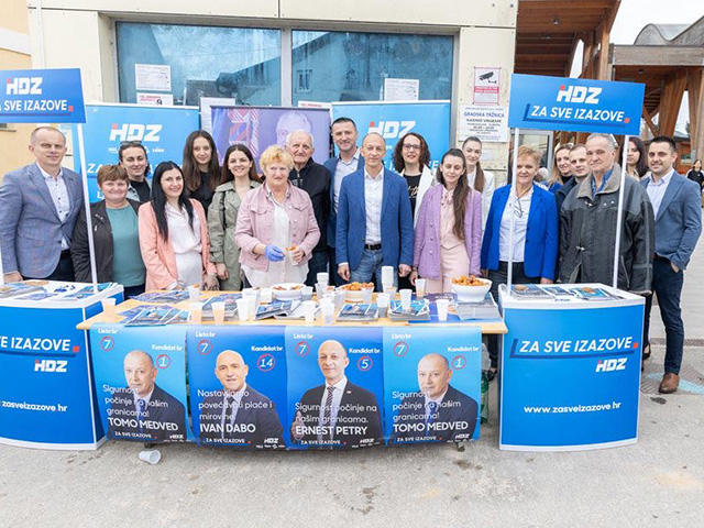 HDZ-eov štand na ulasku u placu u Gospiću                                                                                                                                                                                                                 